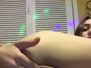 緊繃的少女玩弄她的陰戶