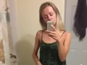 金髮碧眼的嬌小少女玩弄陰戶